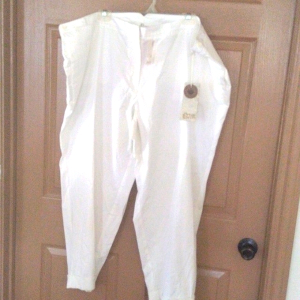 NWT Plus Size Ladies Capris